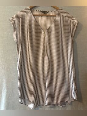 Express Blouse Pullover V-Neck 1/4 Zip Cap Sleeves White/Black Women’s Sz M
